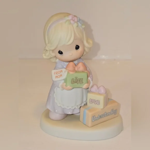 Precious Moments Figurine - Picture 1 of 3